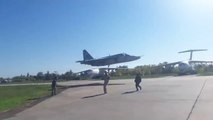 Des avions de chasses Ukrainiens effectuent des vols en rase motte