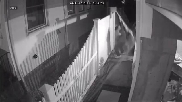 Il installe une douche automatique pour les gens qui viennent uriner dans le passage