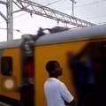 Un passager d'un train lui met une claque car il est trop près du quai