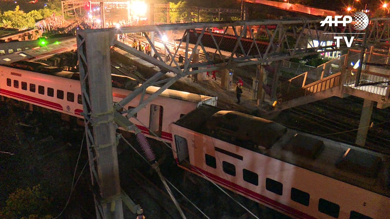 Descarrilamento de trem deixa 18 mortos em Taiwan