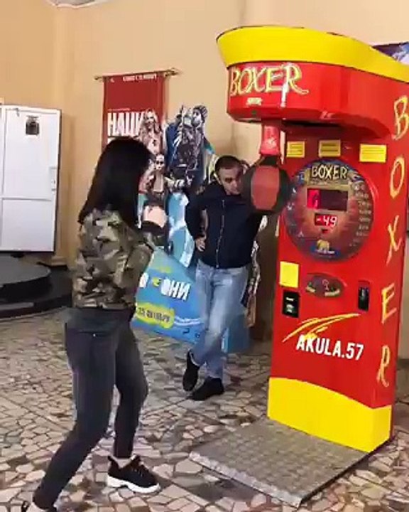 Kızdan muhteşem bir yumruk geldi