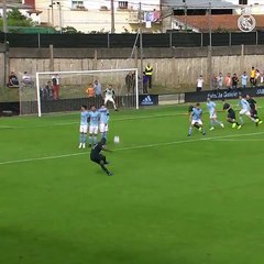 Le coup franc de Vinicius Jr en lucarne !