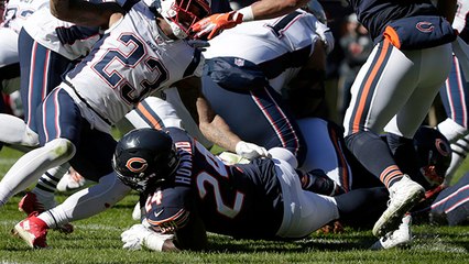 Jordan Howard bulldozes into end zone for TD