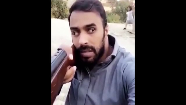 Lui il peut viser avec son arme et couvrir un autre angle en même temps ! Pratique