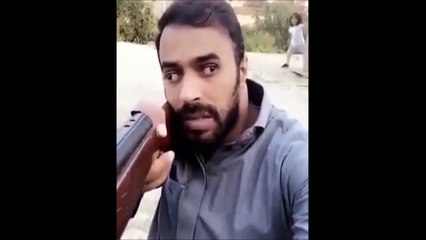 Lui il peut viser avec son arme et couvrir un autre angle en même temps ! Pratique