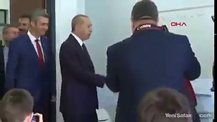 Download Video: “تذكروا كلماتي هذه”.. “شاهد” هكذا رد أردوغان على معلمة أرادت تقبيل يدهفقد توجه “أردوغان” للطلبة وللمعلمة موجها لهم نصيحة، قائلا:” لا تقبلوا يد أحد سوى آبائكم و