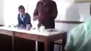 Mësuesi i kimisë krijon gabimisht një bombë e cila shpërthen përpara nxënësve të tij.
