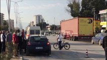 Report TV - Aksident në Vlorë, shoferja përplas me makinë këmbësorin