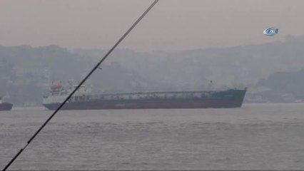 Arızalanan Gemi İstanbul Boğazı'ndan Römorkörlerle Geçirildi