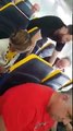 Un homme blanc raciste fait déplacer une dame noire sur un vol Ryanair... et le personnel de bord accepte ! - VIDEO