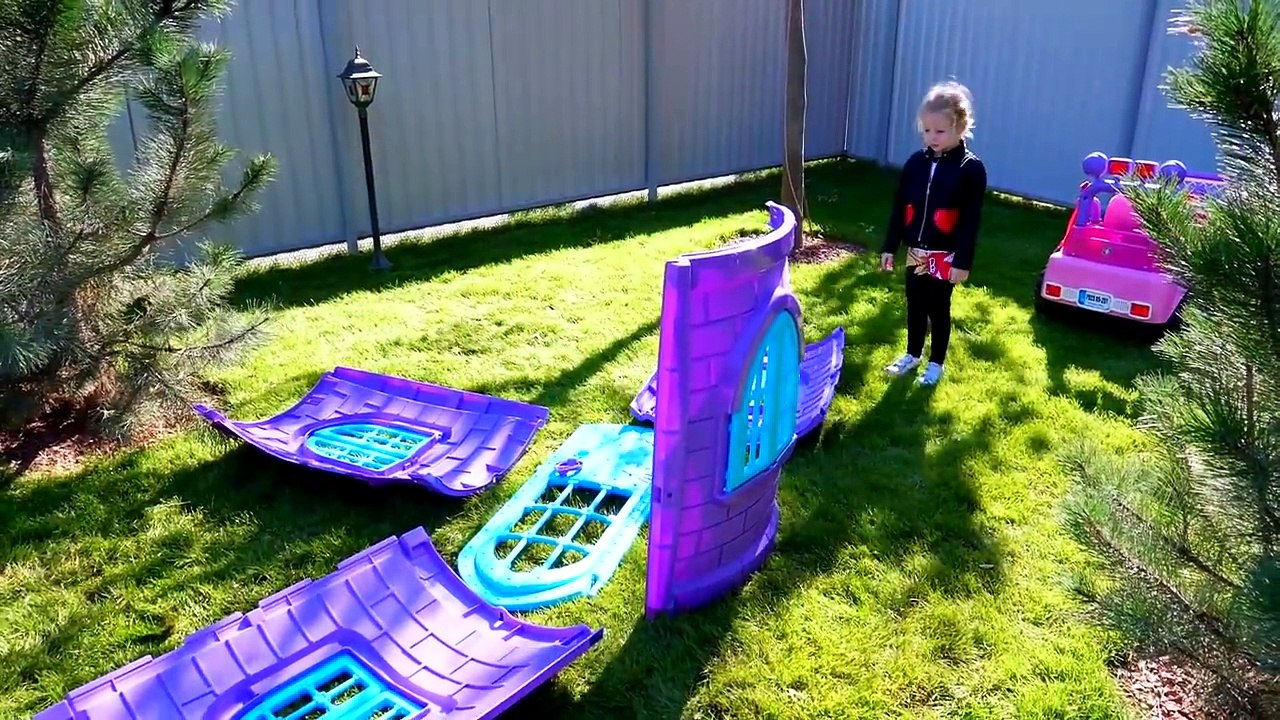 Настя строит замок и мешает папе работать