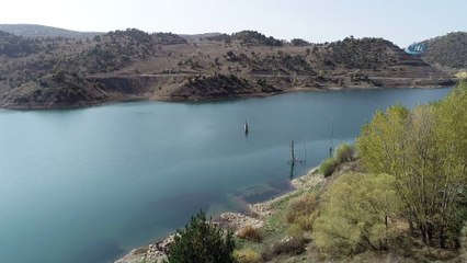Köy sular altında kaldı, yalnız minare havadan görüntülendi