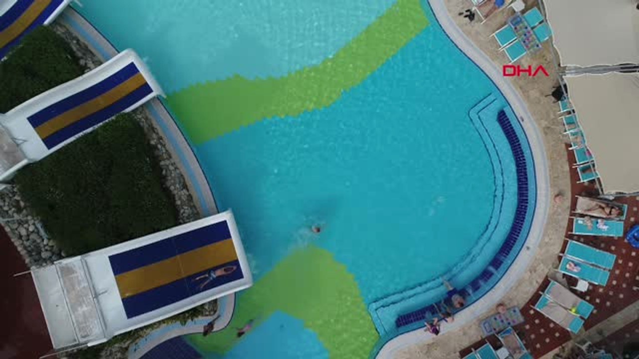 Antalya Turistler, Kemer'de Sıcak Havanın Keyfini Sürüyor