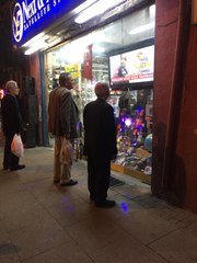 Televizyona Kilitlenen Emeklilerin Fotoğrafı, Sosyal Medyada Gündem Oldu