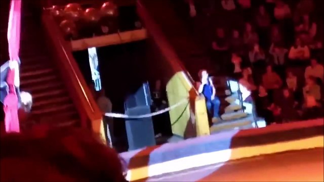 Une jeune acrobate chute de plusieurs mètres pendant un numéro de tissu aérien