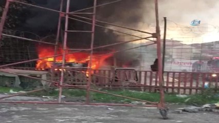 Sultanbeyli'de 2 Araç Alev Alev Böyle Yandı