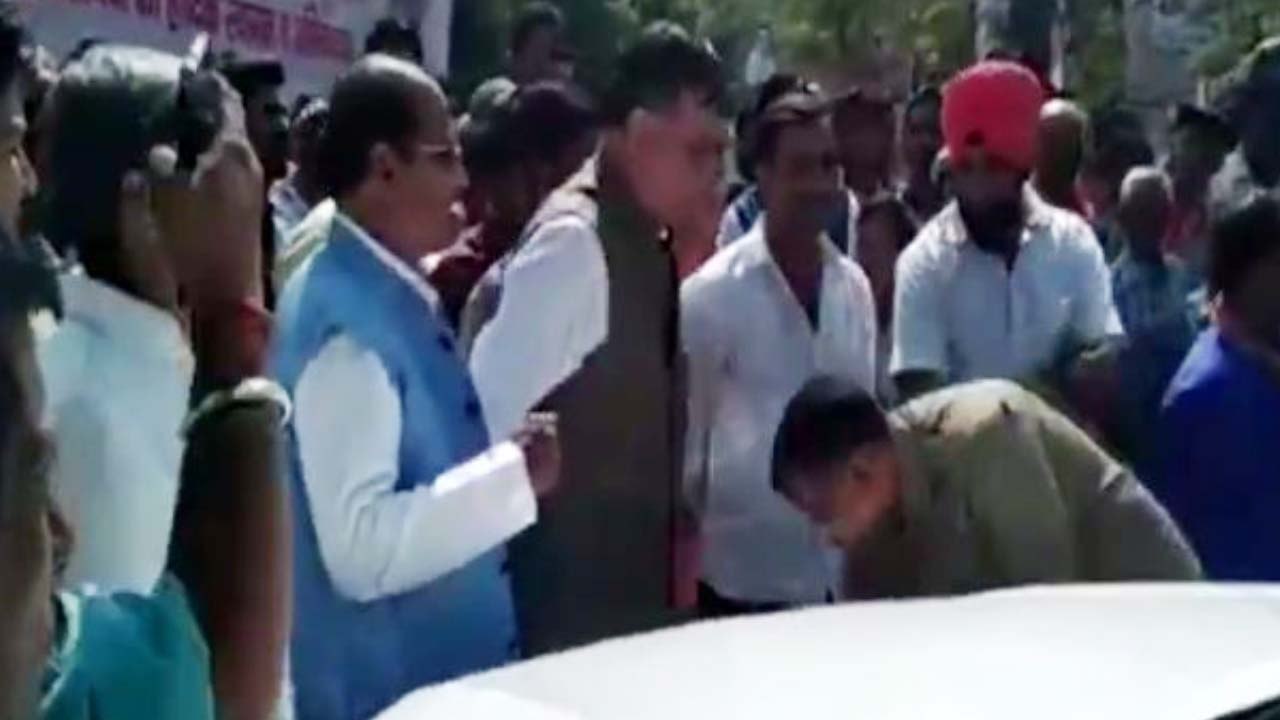 UP Minister Satish Mahana के चरणों में गिरा Yogi का Driver, माफी मांगता रहा लेकिन...|वनइंडिया हिन्दी