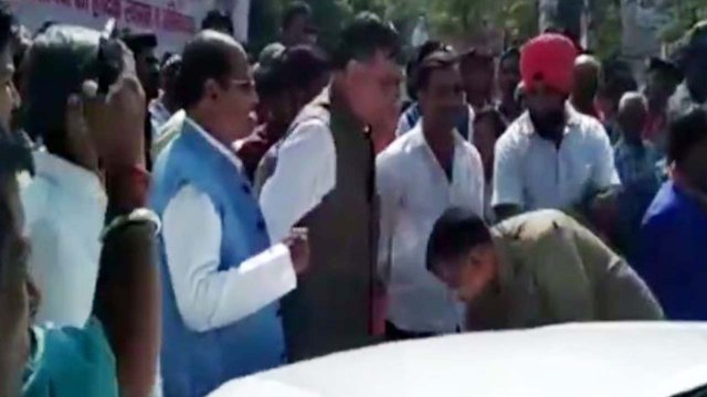 UP Minister Satish Mahana के चरणों में गिरा Yogi का Driver, माफी मांगता रहा लेकिन...|वनइंडिया हिन्दी