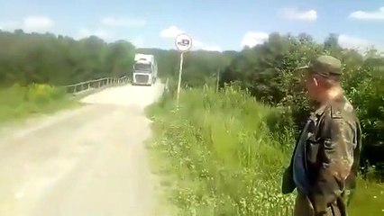 Télécharger la video: Ce conducteur de camion emprunte un pont interdit aux camions ! Mauvaise idée