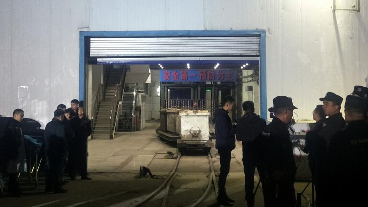 Cina: tre morti e 18 intrappolati in una miniera di carbone