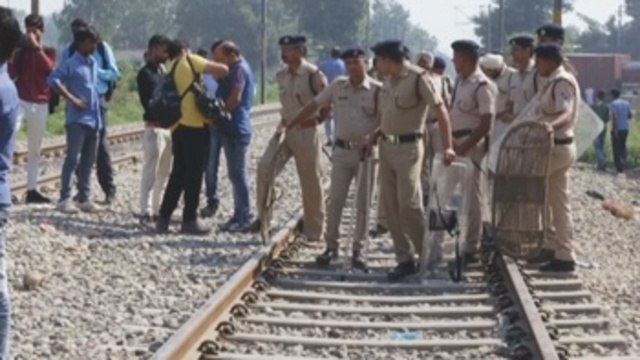 Policías expulsan a manifestantes del lugar de accidente ferroviario en India