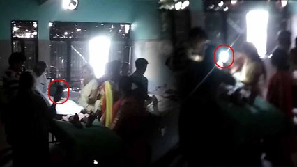 VIDEO: यूपी में मोबाइल की टार्च जलाकर हो रहा नसबंदी कैंप में ऑपरेशन