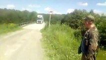 Un camion fait la grosse erreur de passer sur un pont interdit aux camions