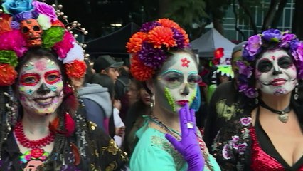 Les Mexicains se déguisent en "Catrina" avant le Jour des morts
