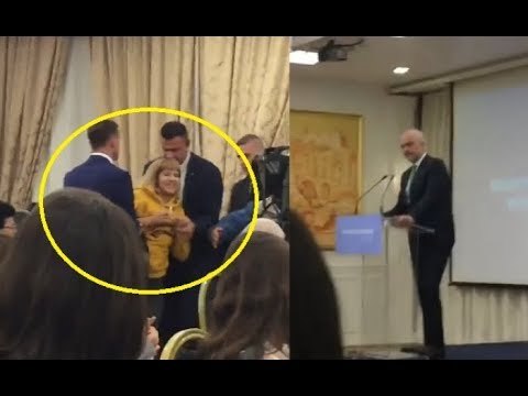 Ora News - Incidenti, studentja i pret fjalën Ramës, truprojet e nxjerrin jashtë me forcë