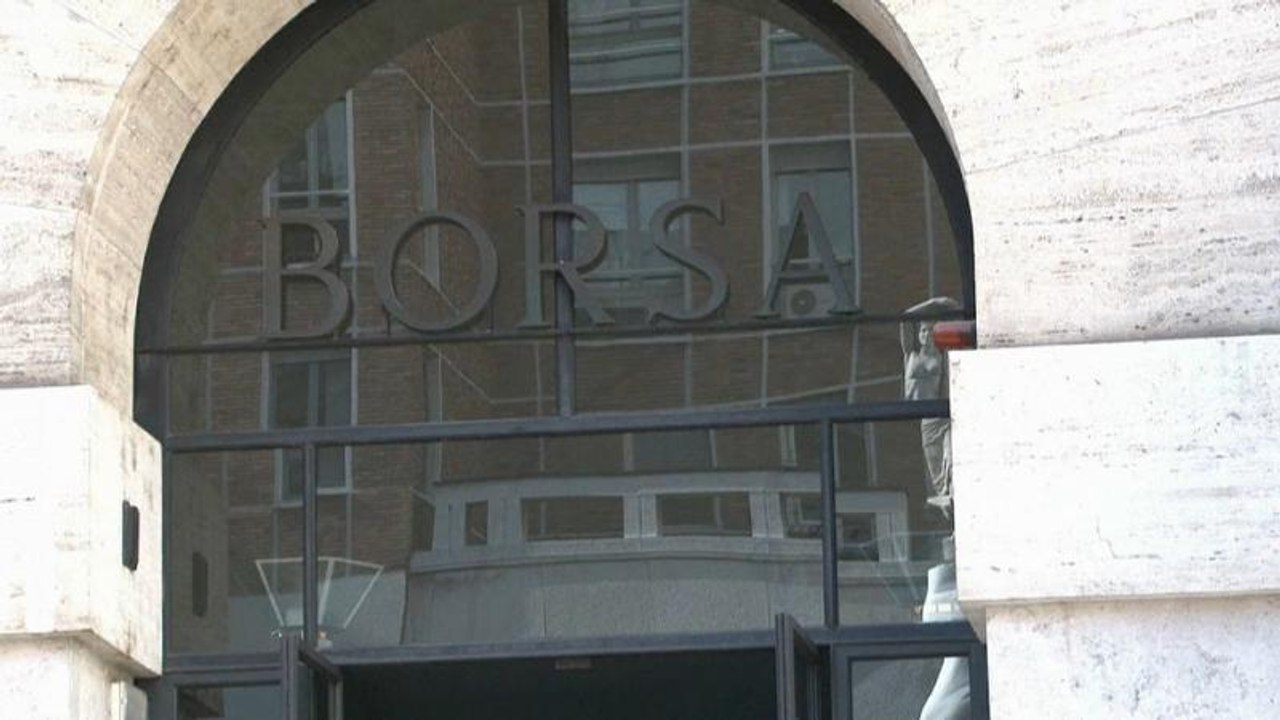 Spread a 303 punti base, Piazza Affari chiude in calo