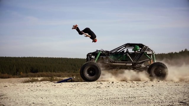 Il saute de face par-dessus un 4x4 élancé à pleine vitesse !