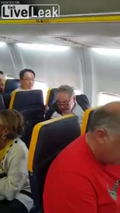 RyanAir - Ce raciste ne veut pas s'asseoir à côté d'une femme noire dans un avion !