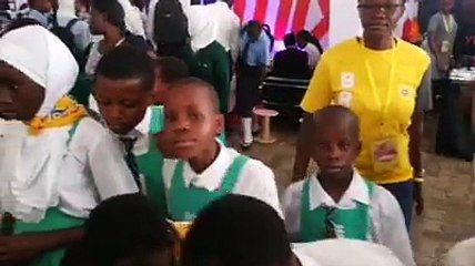 Ritah from  undiBots takes Wandegeya Muslim school pupils through the use of robots in solving day to day problems. #MTNExpo #MTNat20