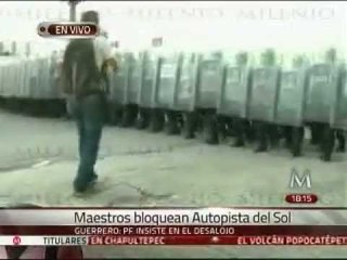Policía Federal comienza a avanzar hacia los maestros que bloquean Autopistas del Sol