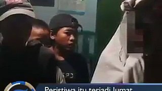 Dua remaja di Depok dihukum karena berbuat usil dengan cara berdandan seperti pocong untuk menakuti orang.#depok #jawabarat #remaja #pocong #tribunnews #local