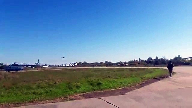 شاهد: طائرة تحلق فوق رؤوس المواطنين بأوكرانيا