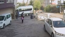 Okula giderken anne ve kızına sokak köpeği saldırdı