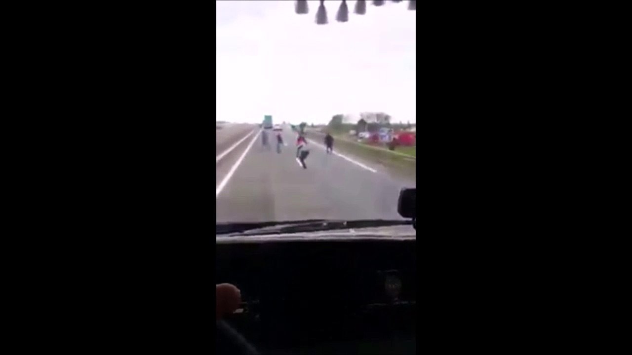 Des migrants sur une voie rapide agressent les routiers en leur jetant des plots de chantier