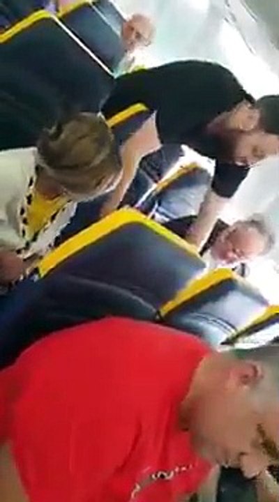 Un passager raciste fait déplacer une femme noire sur un vol Ryanair et le personnel approuve !