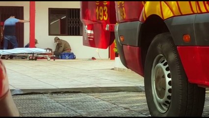 Homem se desequilibra de escada e sofre queda