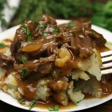 RECIPE ➡️ Cook these perfectly tender, melt-in-your-mouth beef short ribs and gravy on low and slow, they are worth the wait!