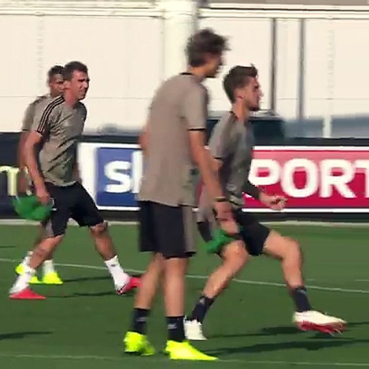 Tag a mate who plays piggy-in-the-middle like Mario Mandzukic ☢️