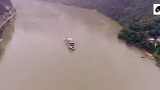 A village on the water. Sanxiarenjia village is located on Xiling Gorge in the city of Yichang. It is surrounded by mountains and streams. #VideofromChina