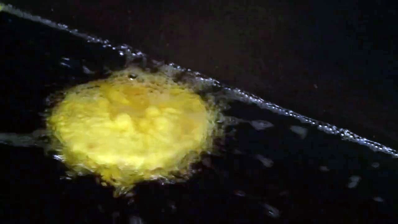 A Guernsey fish and chip shop is putting it's own spin on a Christmas favourite. Deep fried mince pies are on the menu at Cobo Fish Bar. Last year it was deep f