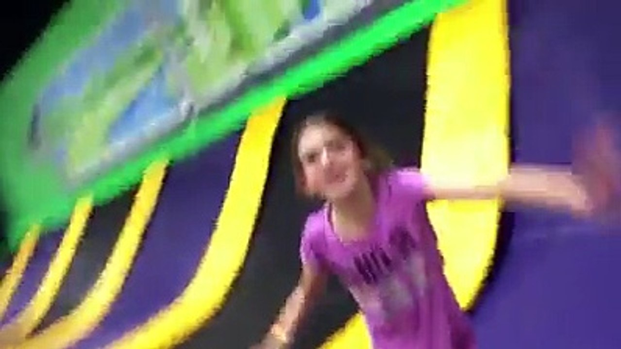 ຂ້ອຍໂດດຜ້າໃບ trampoline ກັບຫຼານຢູ່ສວນສາທາລະນະ ມ່ວນຫຼາຍເດີ້!