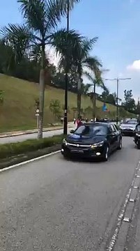 Earlier, r. Mahathir bin Mohamad arrives at the National Palace in his car, with Proton 2020 plate.