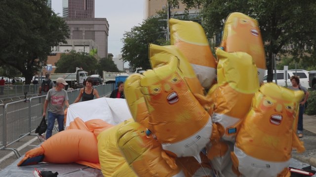 Un bebé Trump desata tensión entre partidarios y detractores del presidente