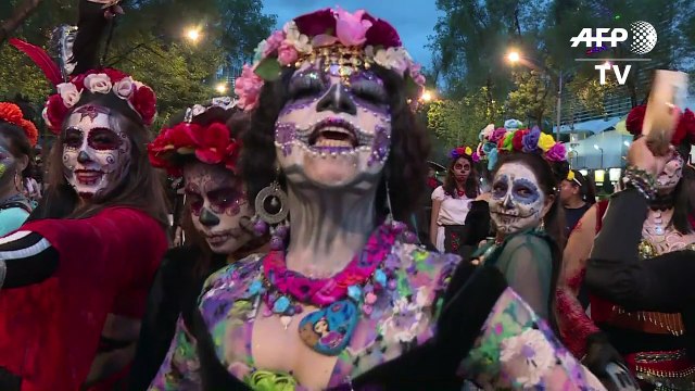 Catrinas mexicanas toman las calles previo al Día de Muertos