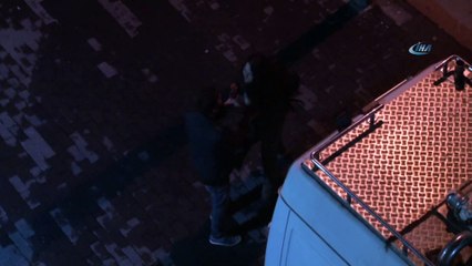 Genç aşıkların tekme-tokat kavgası kamerada