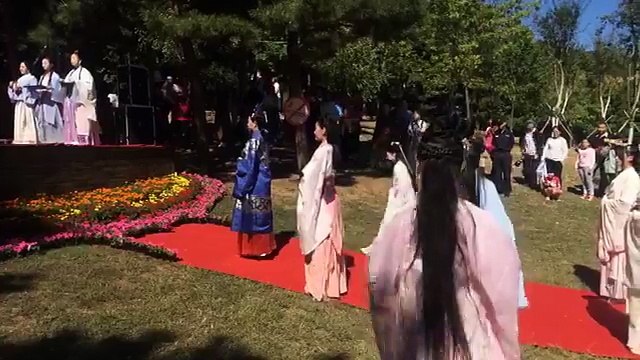 #Live: In ancient China, people worshiped the moon on Mid-Autumn Festival. What kind of ceremony did they perform? What kind of clothes did they wear? Today's l